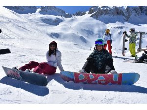 Akdeniz’in kış turizm merkezi Davraz, kayak severleri ağırlıyor