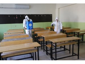 Haliliye’de okulları dezenfekte ediyor