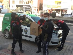 Kanadı kırık Serçe’ye polis şefkati