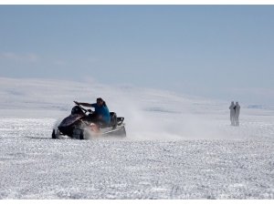 Çıldır’da buz üstünde kar motoru ile heyecanlı drift