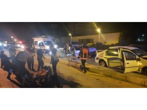 Mersin’de 2 otomobil kafa kafaya çarpıştı: 1’i ağır 9 yaralı