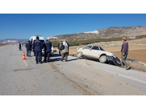 Ehliyetsiz sürücü önünde seyreden otomobile çarptı: 4 yaralı