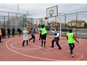 Bağlar Belediye Başkanı Beyoğlu, çocuklarla basketbol oynadı