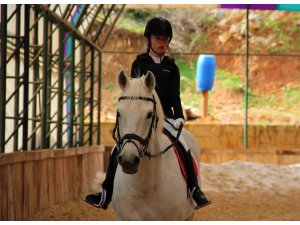 Türkiye’nin tek para at terbiyesi kadın sporcusu, azmiyle imkansızı başarıyor