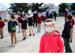 Trabzon’da öğrenciler kolbastı eşliğinde sınıflarına girdi