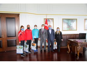 Dünya rekoru kıran sporcudan Kaymakam Türkman’a ziyaret