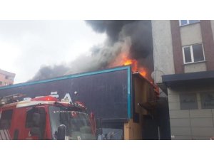 Ataşehir’de mobilya fabrikasında yangın