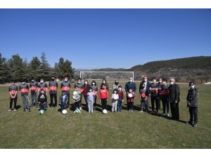 Isparta’da Kozluca köyüne futbol sahası ve oyun parkı kuruldu