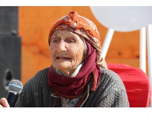 Arslanköylü 96 yaşındaki Nesibe nine, kurtuluş programında duygulandırdı