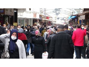 Gaziantep’te sokaklar tıklım tıklım