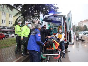 Yolun karşısına geçmek isterken otomobil çarptı