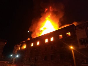İzmir’de 4 katlı tekstil atölyesinde korkutan yangın
