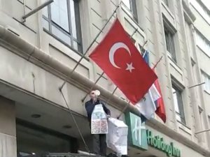 İstanbul’un göbeğinde ilginç olay: Otel girişine tırmanıp megafonla etrafa seslendi