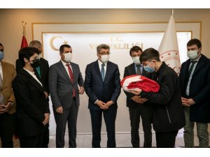 “Anadolu Gönül Yolu 81 Genç 81 Bayrak Projesi” kapsamındaki Türk bayrağı Van’a ulaştı