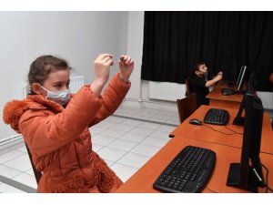 Isparta Belediyesi çocuklara robotik kodlamayı öğretiyor