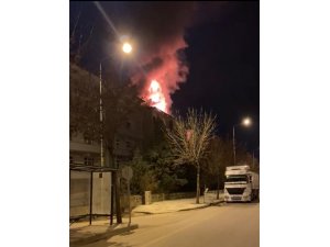 Elazığ’da binanın çatısı alev alev yandı