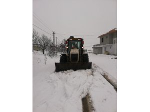 Büyükşehir Belediyesi ekipleri, kardan kapanan yolları açtı