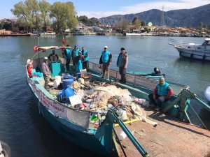 Dalyan Kanalı ve Köyceğiz Gölü’nde temizlik çalışmalarına devam ediyor