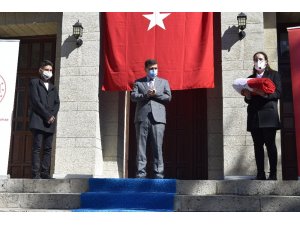 Gençlere emanet edilen Türk bayrağı Çanakkale’ye uğurlandı