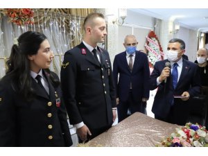 Astsubay çift nikahlarına üniformaları ile katıldı
