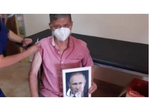 Arjantin’de Roque Perez Belediye Başkanı, elinde Putin portresiyle aşı oldu