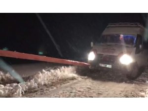 Karda mahsur kalan yolcu minibüsü kurtarıldı