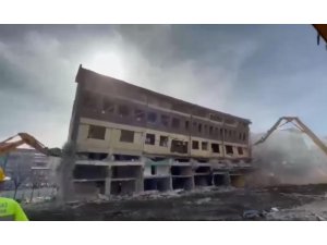Rize’de yıkımına başlanan bina bir anda yerle bir oldu