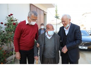 Başkan Tarhan, eski rakibi Hocaoğlu ile birlikte yaşlıları ziyaret etti