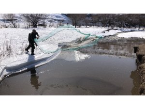 Kars’ta çözülen buzlar balıkçılara yaradı