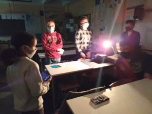 Çocuklar ışık ve ışık kirliliği hakkında çalışmalar yürütüyor