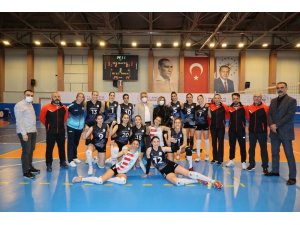 Nevşehir Belediyespor Kadın Voleybol takımı, Antalyaspor’u rahat geçti