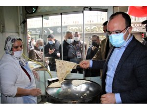 Denetime çıkan Vali, hem çay borçlarını ödedi, hem de gözleme yaptı