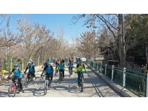 Bisiklet tutkunları Yeşilyurt’ta pedal çevirdi
