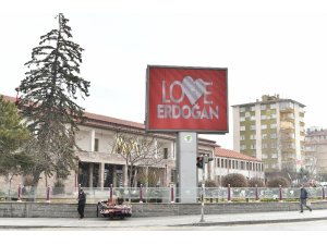 Mamak’ta "Love Erdoğan" görseli LED ekranlara yansıtıldı