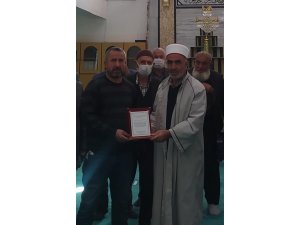 31 yıldır aynı mahallede görev yapan imama plaketli veda