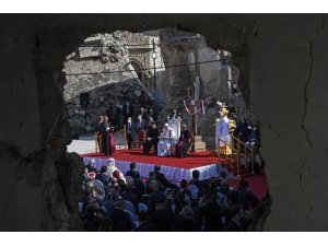 Papa Francis, Musul’da DEAŞ’ın yıktığı kilisede ayin düzenledi