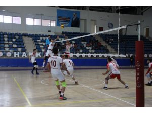 Hakkari voleybol takımı Diyarbakır’ı evinde 3-2 yendi