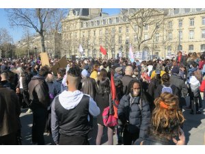 Fransa’da kadınlardan 8 Mart kutlaması