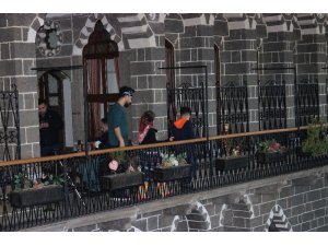 Sosyal medya fenomeni Serkan Özbilek, ünlü sanatçılarla kadın şiddetine dikkat çekti