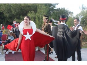 Karataş’ta Cumhuriyet Dönemi Kadın Kıyafetleri defilesi düzenlendi