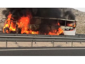 Şanlıurfa’da yolcu otobüsü alev alev yandı