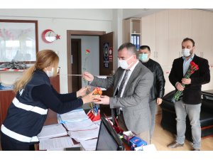 Başkan Özdemir’den çalışan kadınlara karanfil