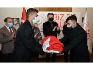 Erzurum’da bayrak teslim töreni