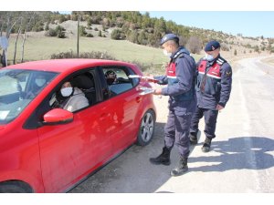 Jandarma ekipleri, uygulama noktasında kadınlara karanfil dağıttı