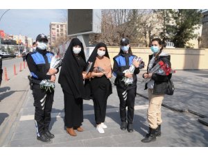 Cizre polisi kadınlara karanfil hediye edip günlerini kutladı