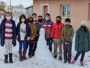 Öğrenciler okul bahçesinde karın keyfini kartopu oynayarak yaşadı