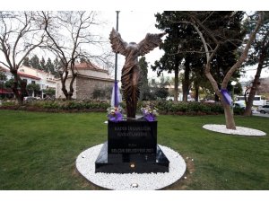 Selçuk’ta "Kadın İnsanlığın Kanatlarıdır" heykeli ziyarete açıldı