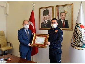 İzmir depreminde görev alan itfaiye personeline başarı belgesi verildi