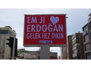 Van’da 3 dilde “Erdoğan’ı seviyorum” görseli ekrana yansıtıldı