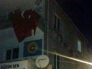 HDP Sakarya il binasına Türk bayrağı asıldı